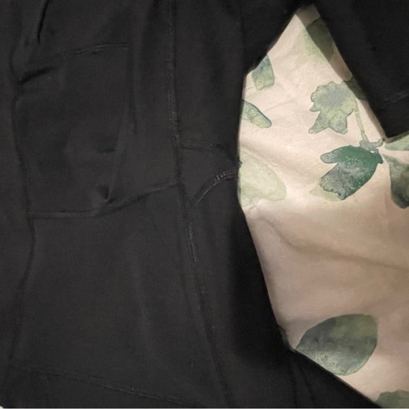 Old Navy High Rise Cropped Leggings. Excellent used condition - Picture 3 of 6